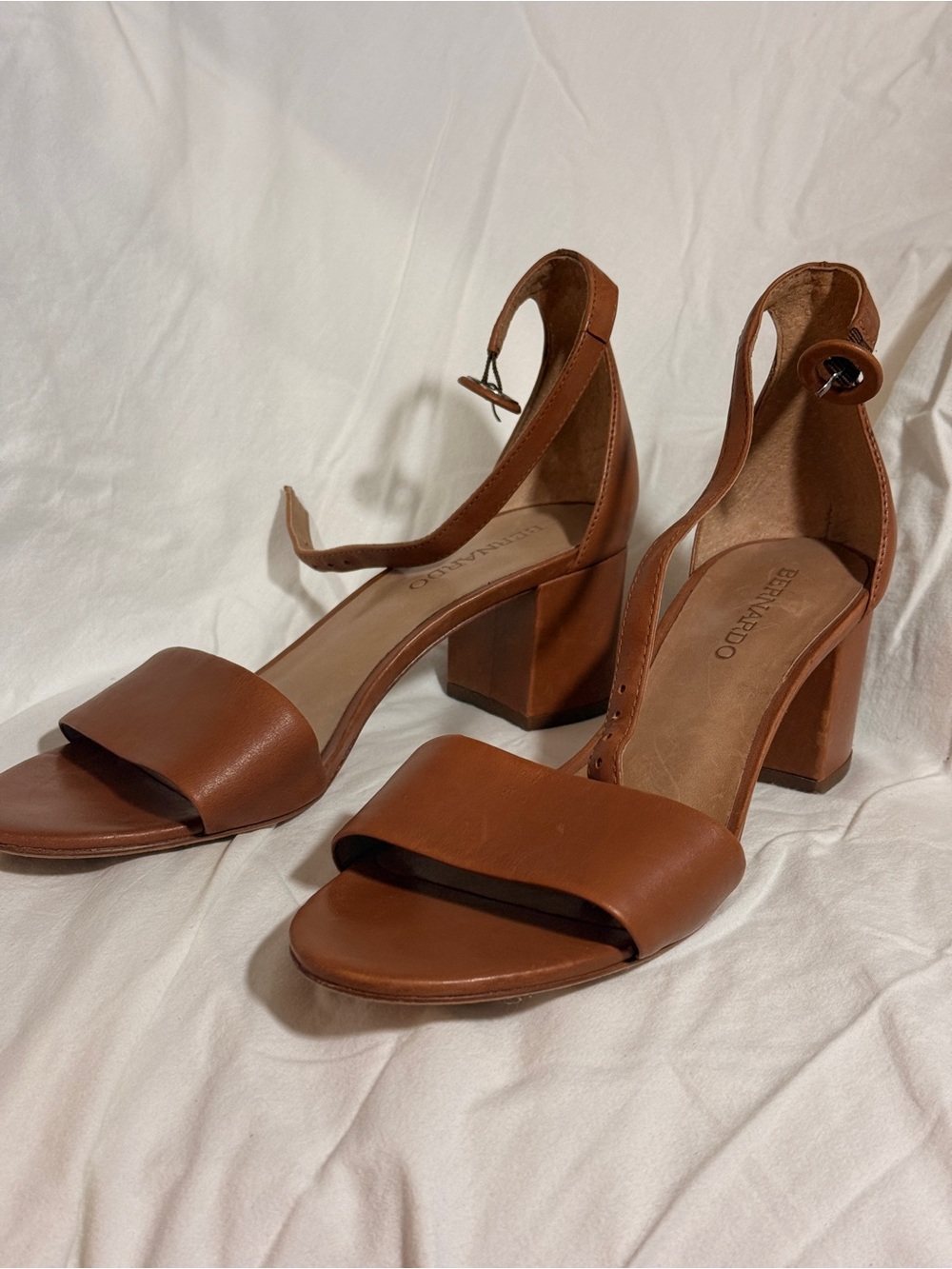 Bernardo Bowie Tan Leather Block Heel Sandals size 8 like new